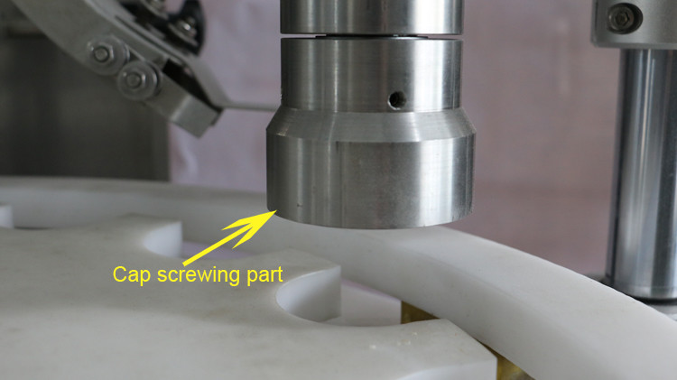 Mašina za punjenje okruglih boca od 500ml sa brtvom za zatvaranje i zvjezdanim kotačem