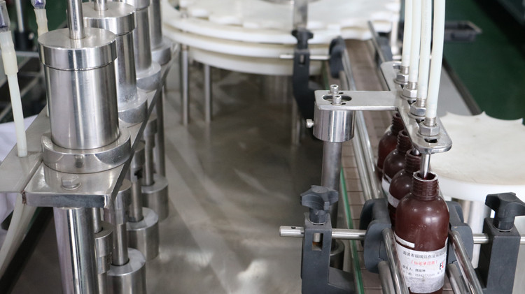 Mašina za punjenje okruglih boca od 500ml sa brtvom za zatvaranje i zvjezdanim kotačem